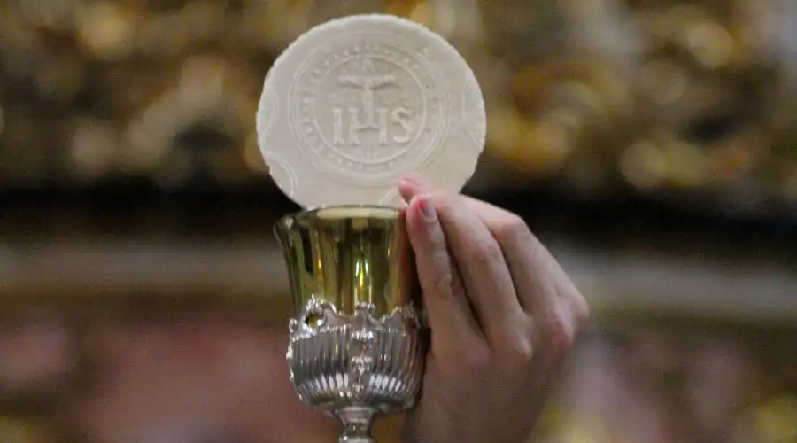 Obispo: La Eucaristía es “provocación permanente” a ofrecer la vida sirviendo a los demás